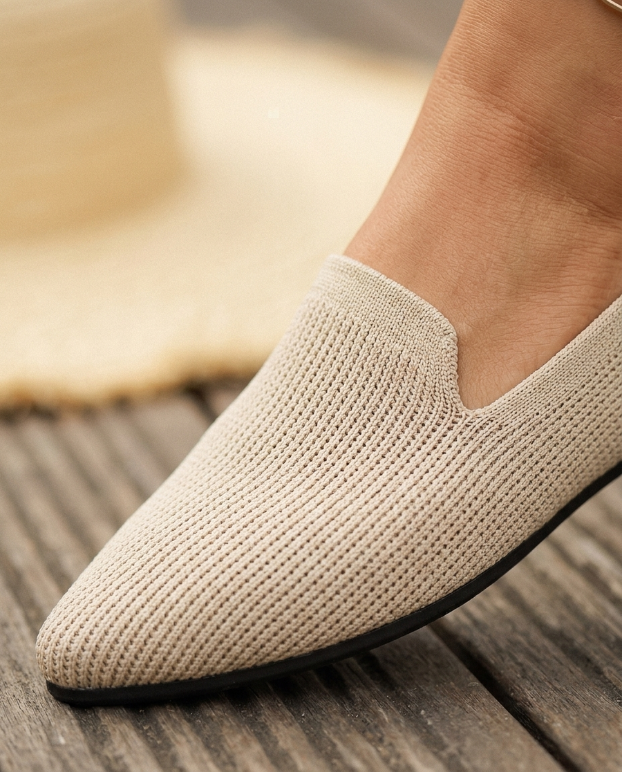 Knit mesh texture and pointed toe · detail