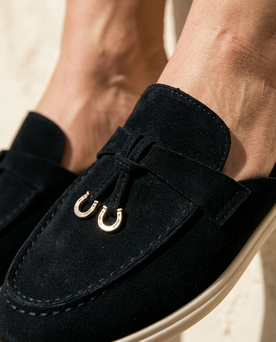 Knotted vamp strap and gold rings · detail