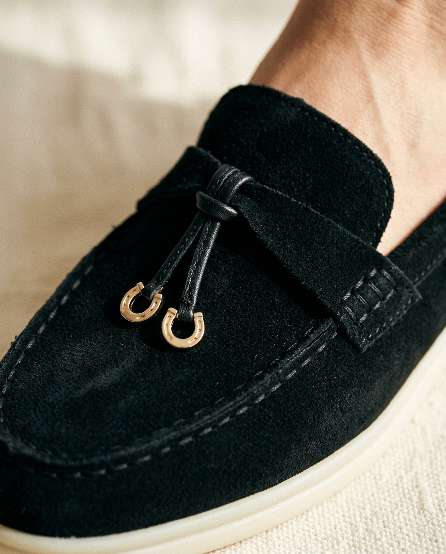 Knotted vamp strap and gold rings · detail